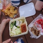 海岸でトルティーヤチップス弁当